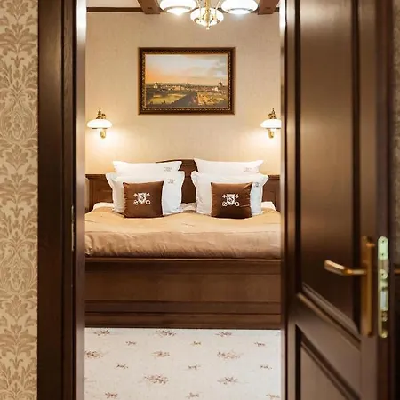 & Hotel *
